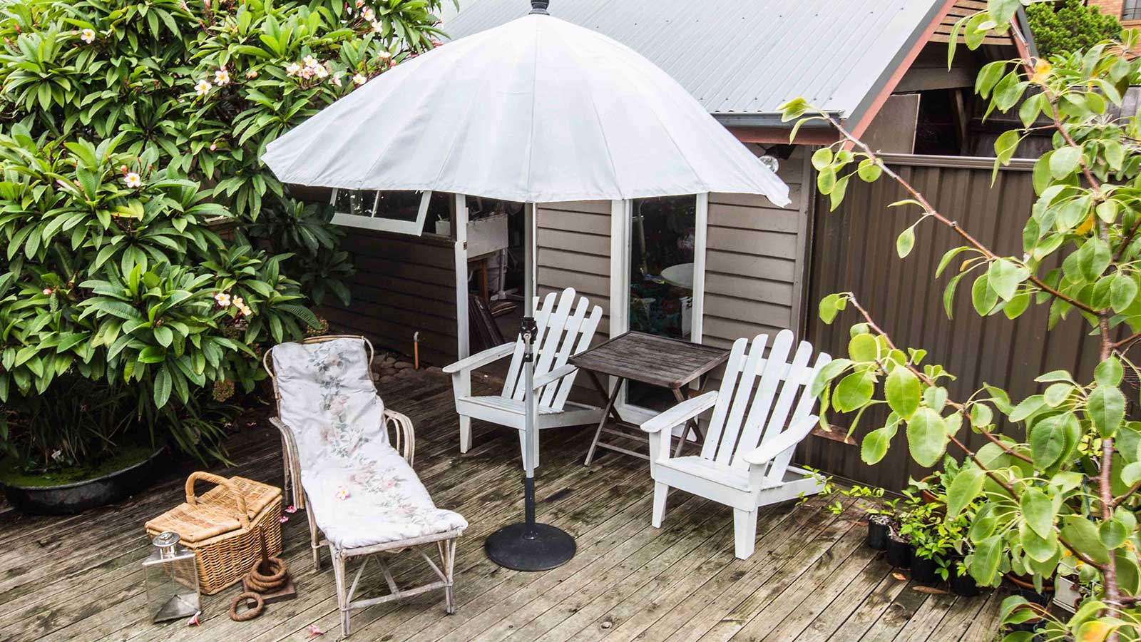 Bateau Bay deck after planting, furniture and outdoor living improvements